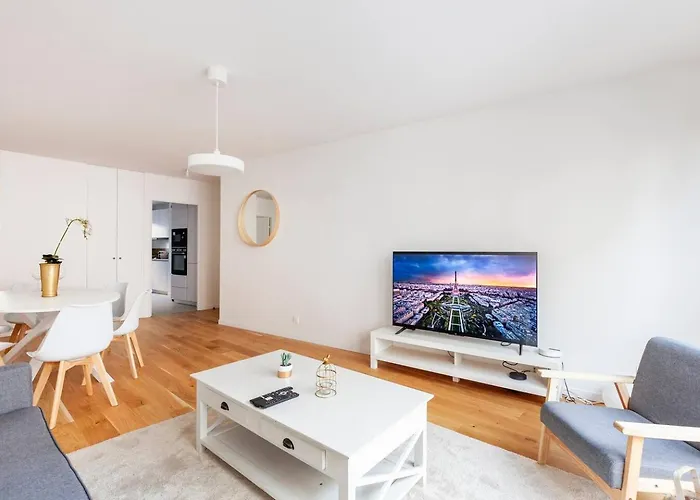 3 Bedroom Flat Close Montmartre